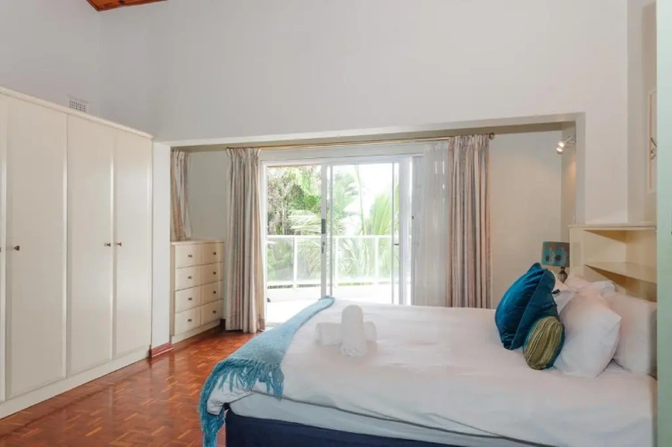 5 Bedrooms Cottage