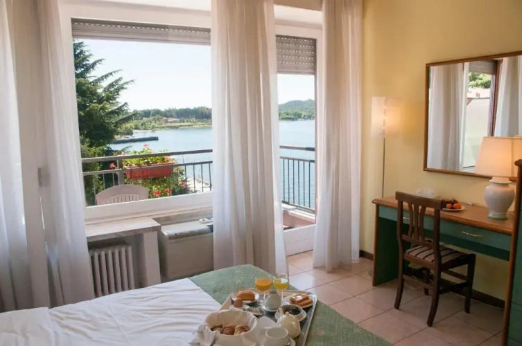 Standard Double room with lake view