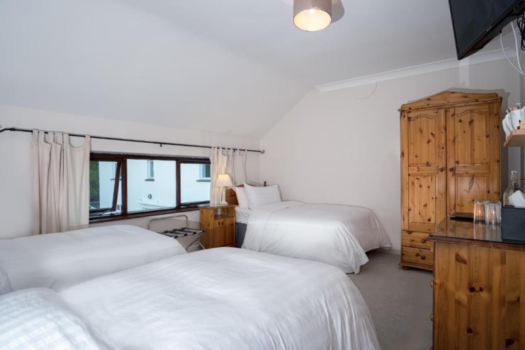 Standard Triple room