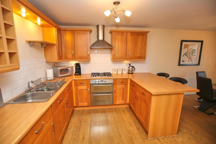 4 Bedrooms Apartment