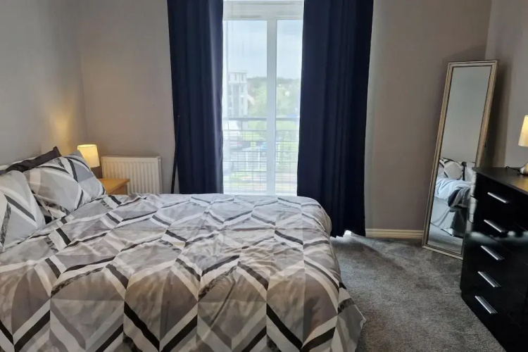 Stylish 2-bed Apartment - Sleeps 4, Parking & Wifi