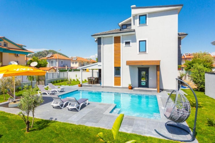 5 Bedrooms Villa