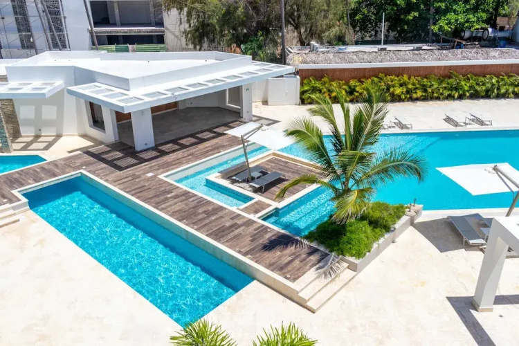 Unique Modern Condo with Beach Access