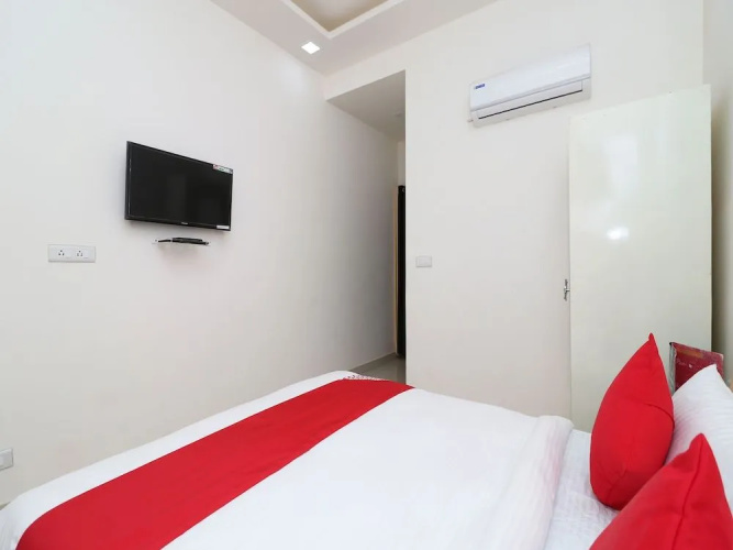 OYO 13406 Hotel Golden Leaf