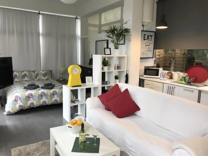 Flatguest Glass House
