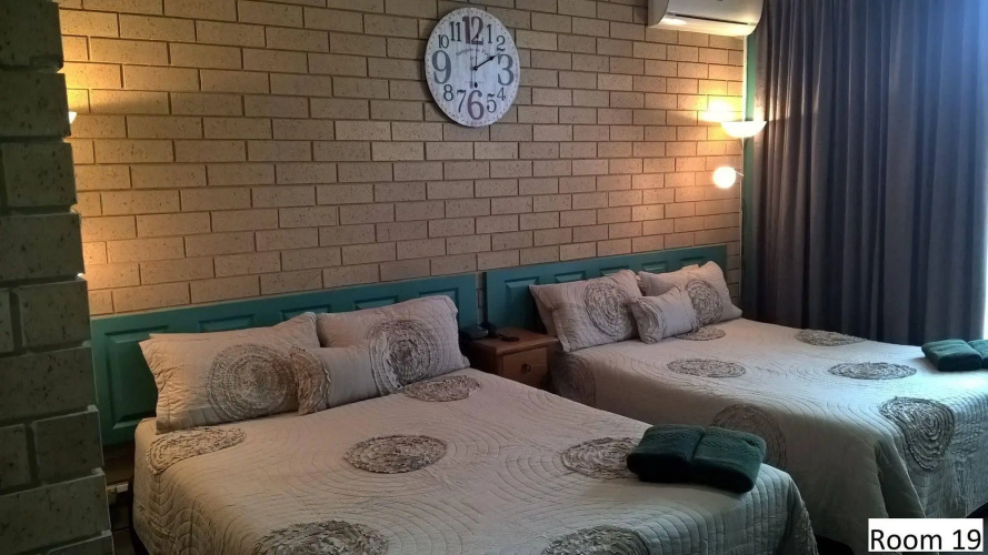 Moe Motor Inn