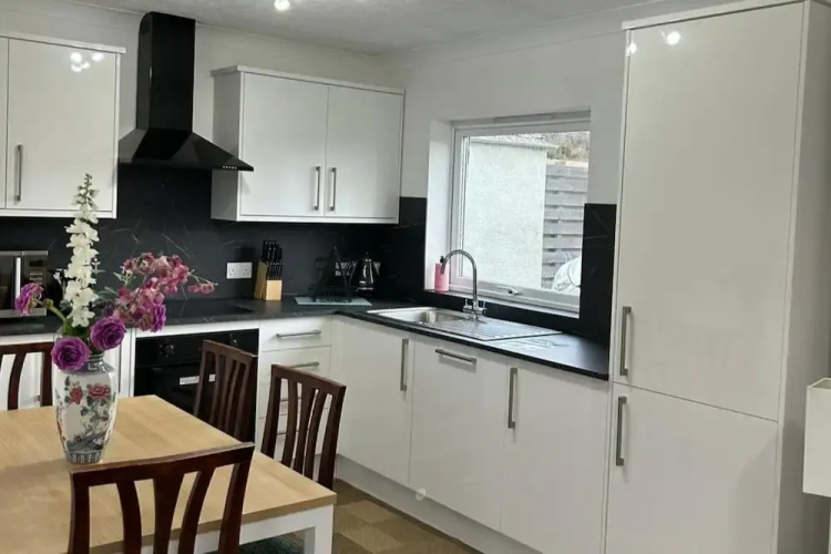 Hot tub - Garden - Bbq - Parking - Pets - Sleeps 6