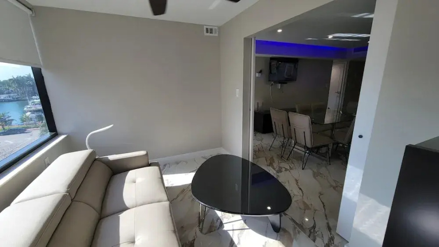 Alexander 521 3 Bedroom Apts by RedAwning