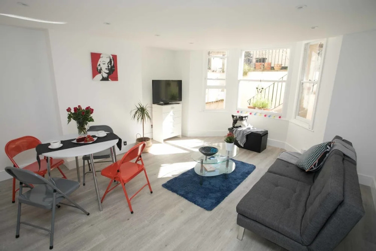 Light filled garden flat sleeps 4
