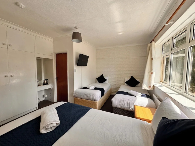 High Trees Gatwick Guest House