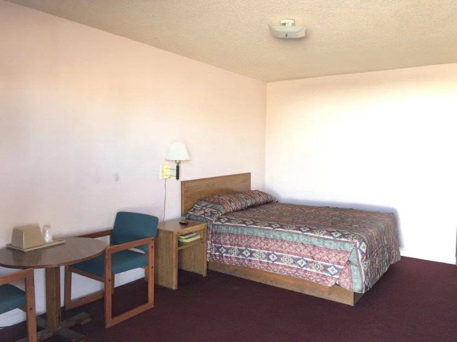 Deluxe Inn Motel