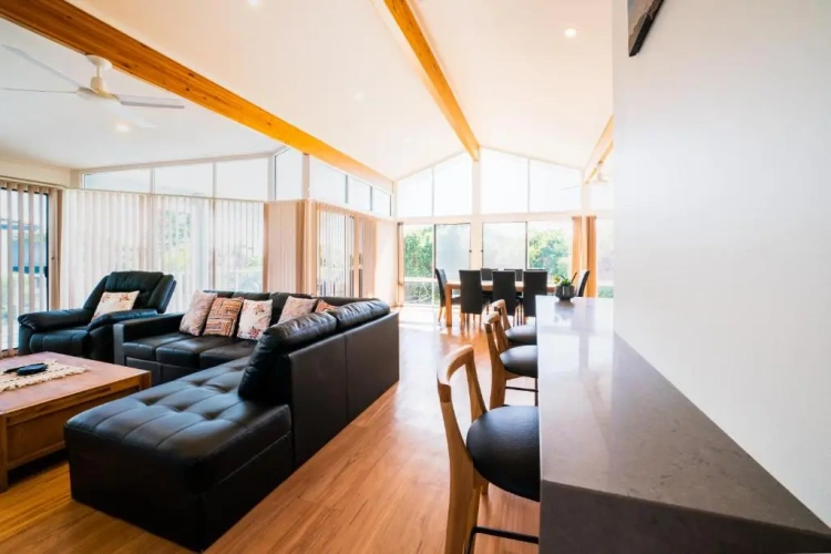 5 Bedrooms Cottage