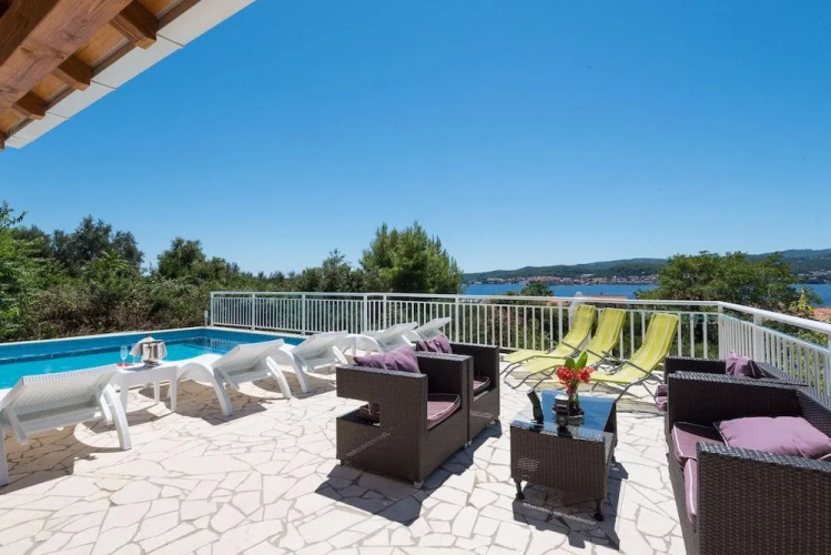 Holiday Villa Perna with Swimming Pool