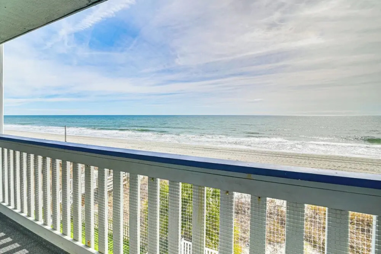 On-the-beach Escape: Oceanfront in Surfside!