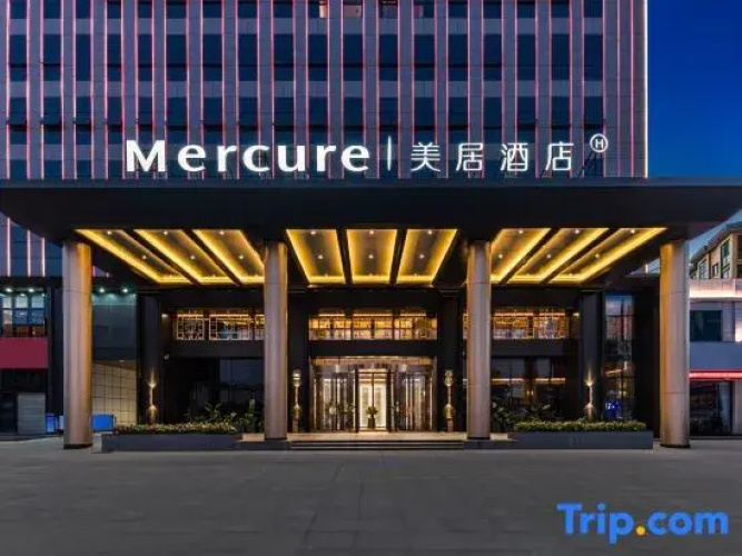 Mercure Hotel Xinyang Baopeng Square