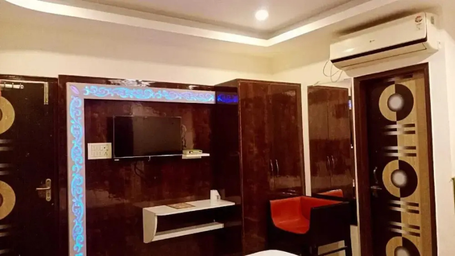 Deepak Hotel