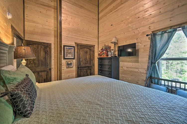 Hot Tub & Fire Pit: Broken Bow Retreat!