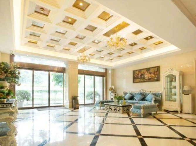 Baoli Xiangxun Theme Hotel