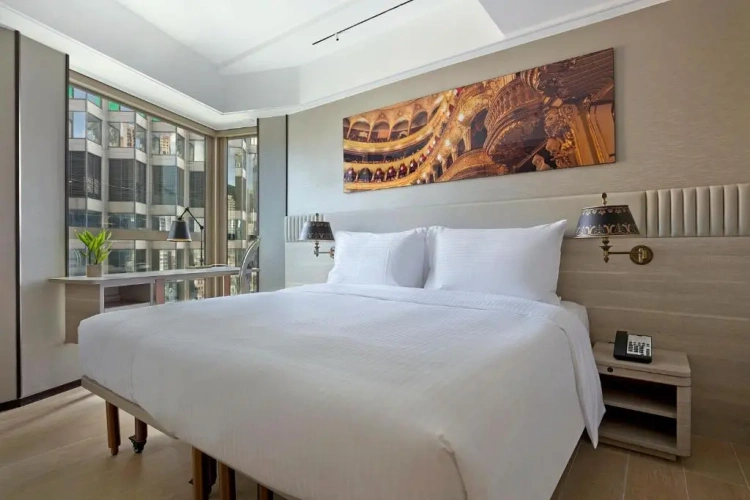 Heart room with city view