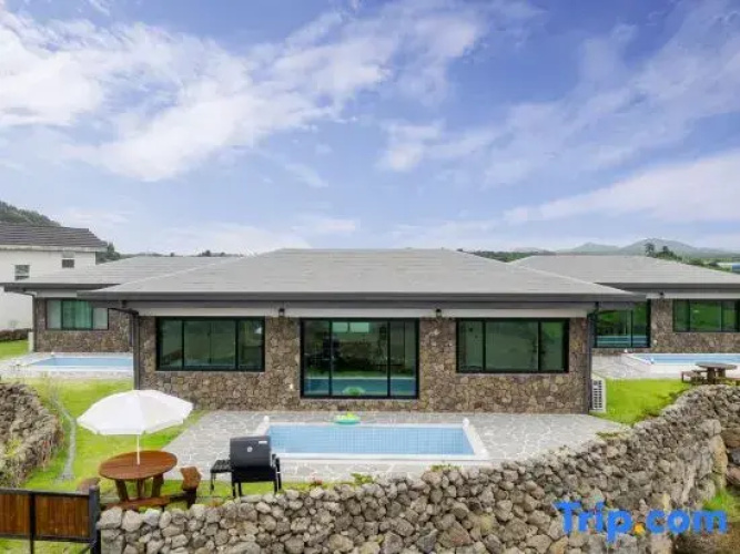 Kimnyeongdoldam private pool villa