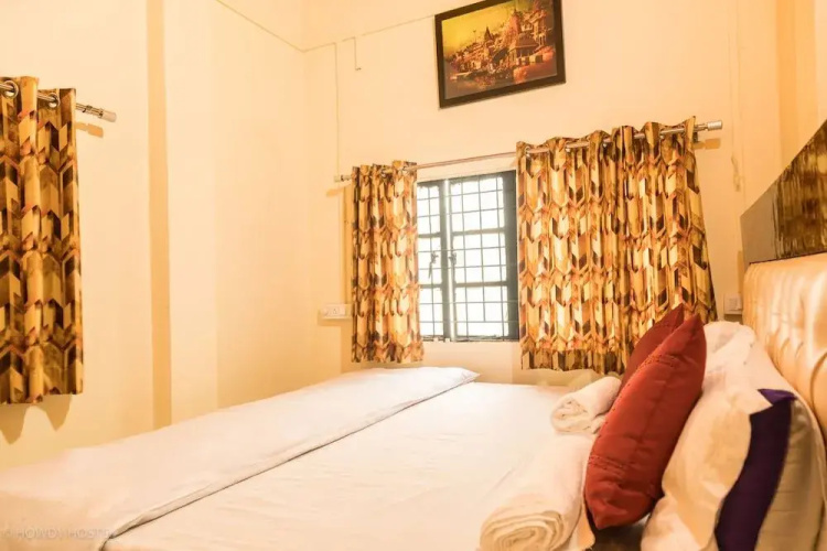On The Ghat By Howdy Hostels