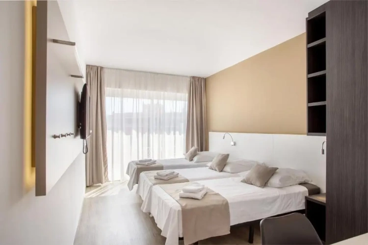 Standard Triple room