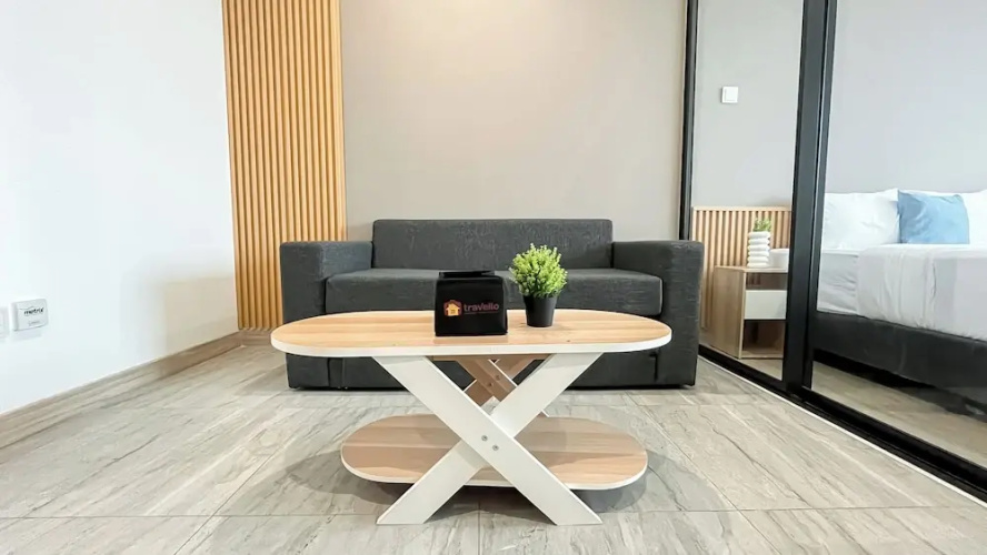 Basic Brown Accent 1Br Apartment Collins Boulevard