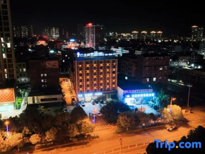 CLOUDS Hotel (Luoping Margaret)