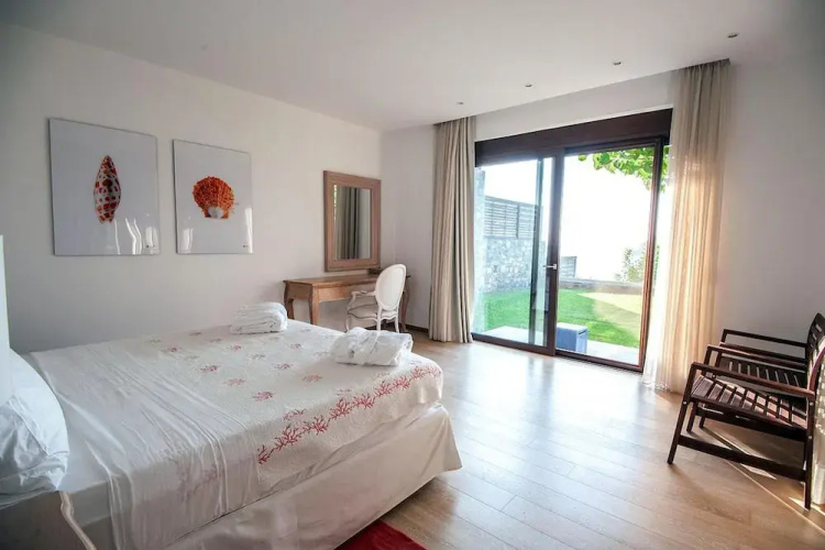 Beach Access 5 Bedroom Villa