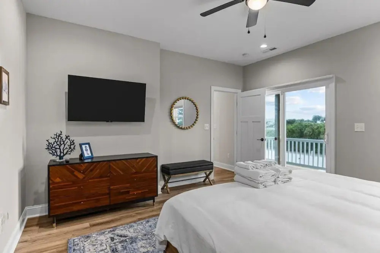 Never Lost 4 Bedroom Home by RedAwning