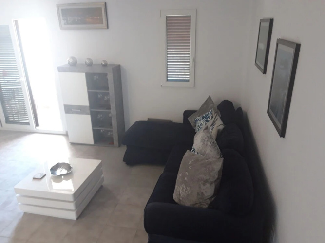 Cr191 second floor apartment