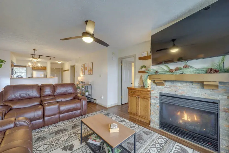 Lovely Beech Mountain Condo w/ Balcony & Views!