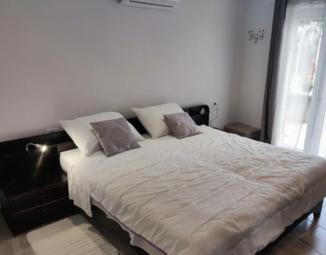 Apartment and Room Bitinada