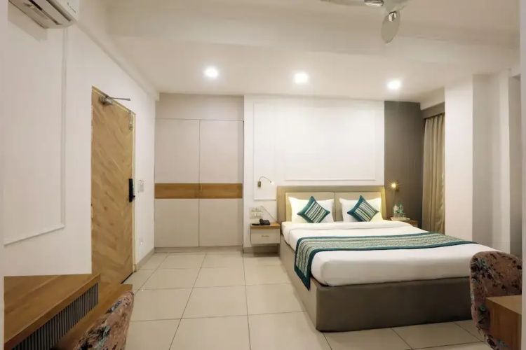 Hotel Emerald Suites & Banquet