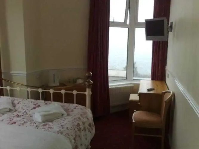 Waters Edge Hotel