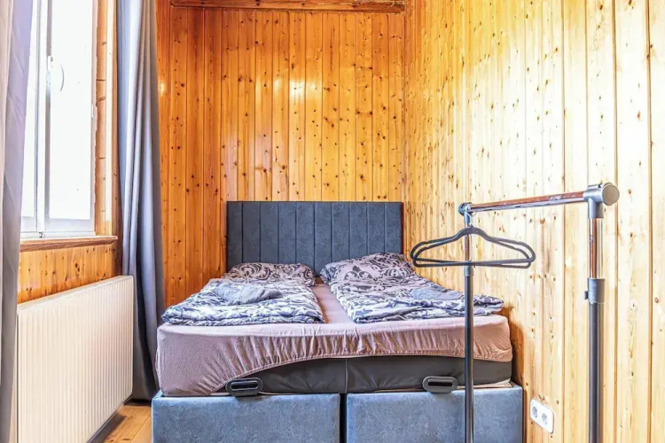 Stylish 3BR Apt Outdoor Space Sleeps 8