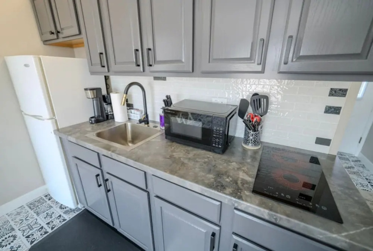 Corner Top Floor Fall Creek Convenient to 76