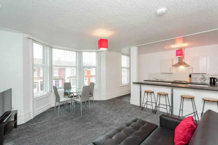 3 Bedrooms Apartment