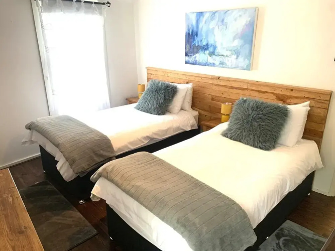 Cottage - Sleeps 4 - Fireplace - Internet