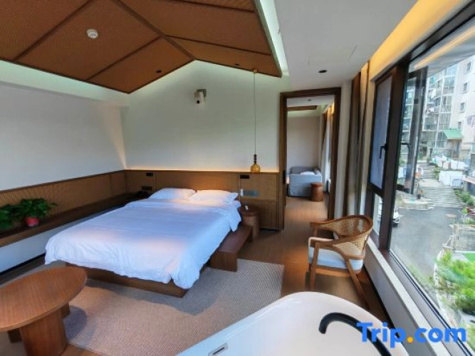 Suite with mountain view
