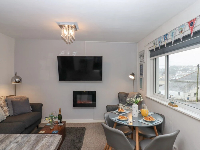 3 Dolphin Court