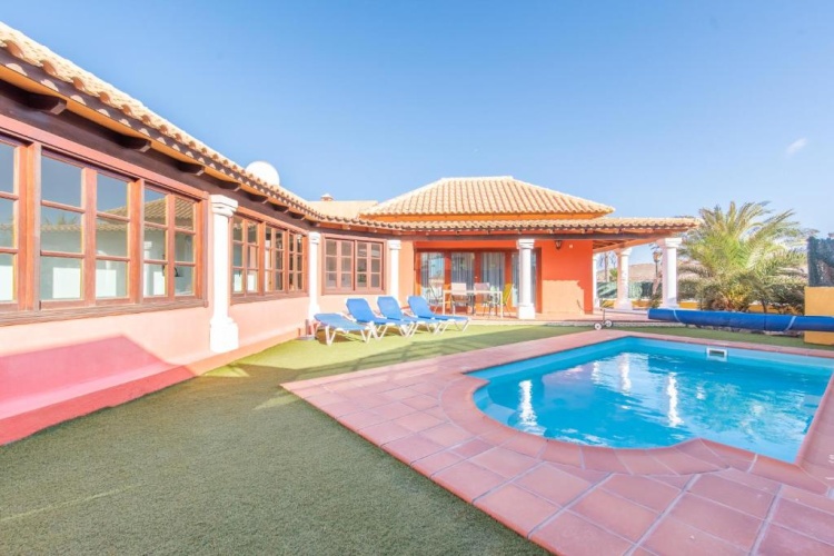 2 Bedrooms Villa