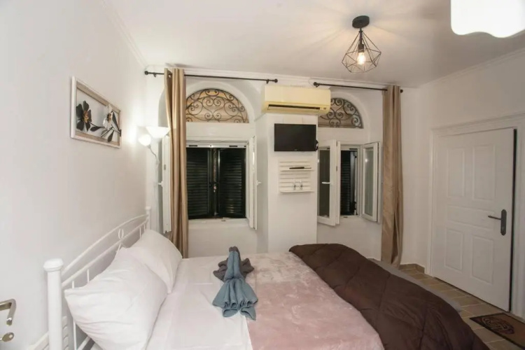 Akis studio apartment Liston square Corfu