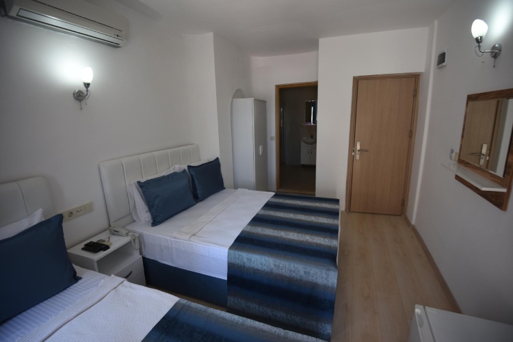 Standard Triple room with city view