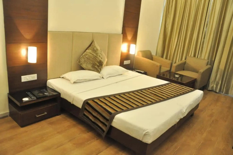 OYO 1832 Hotel Parbhat Inn