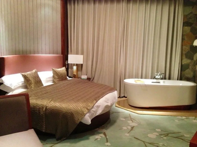 Higher Hotel Yacht Club
