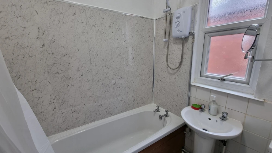 Spacious 4-bed House Great Location Coventry