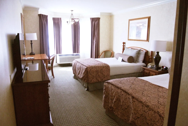 Cow Hollow Inn & Suites