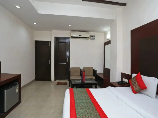 OYO Premium Swaroop Nagar
