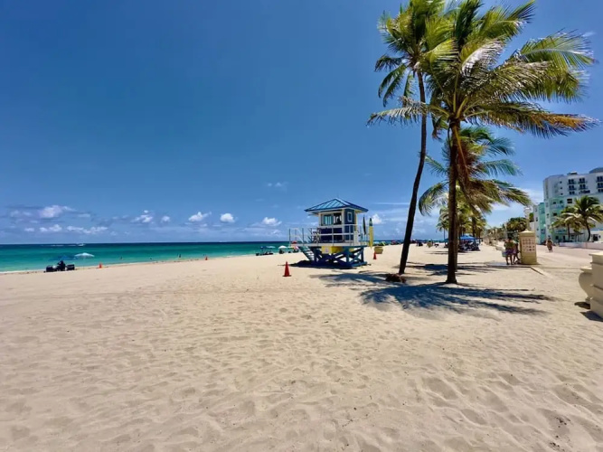 Southwinds 3 for 2 Queen Studio Steps to Beach